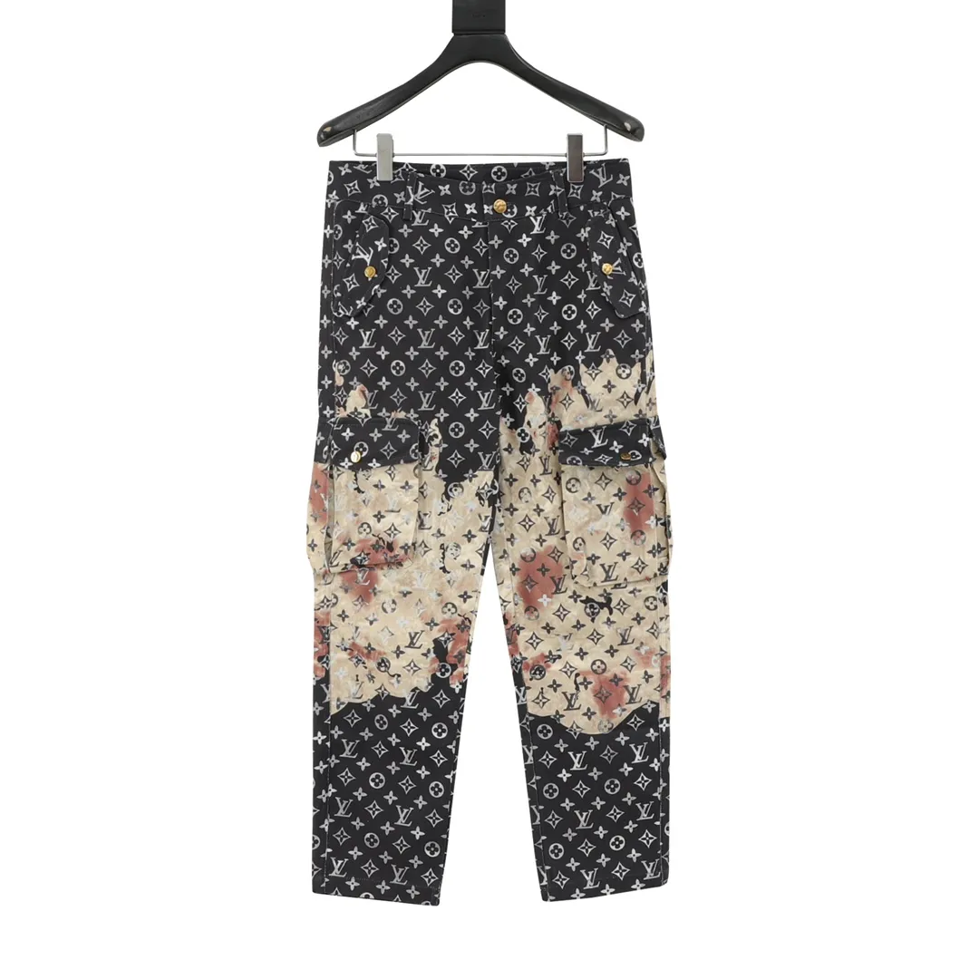 🅿️490 Louis Vuitton/Louis Vuitton all-over printed denim trousers MONOGRAM deconstructs denim workwear design with dynamic sports tailoring. A zip fastens the hood high on the collar, and it features front slant patch pockets and an elasticated hem. Monogram silicone embossed on yoke, pockets and sleeves conveys branding interest. Major celebrities and internet celebrities are vying for the model! It can be called the hottest style of the year! The first order is limited to 500 pieces, a blockbuster item! Sizr:XS-L